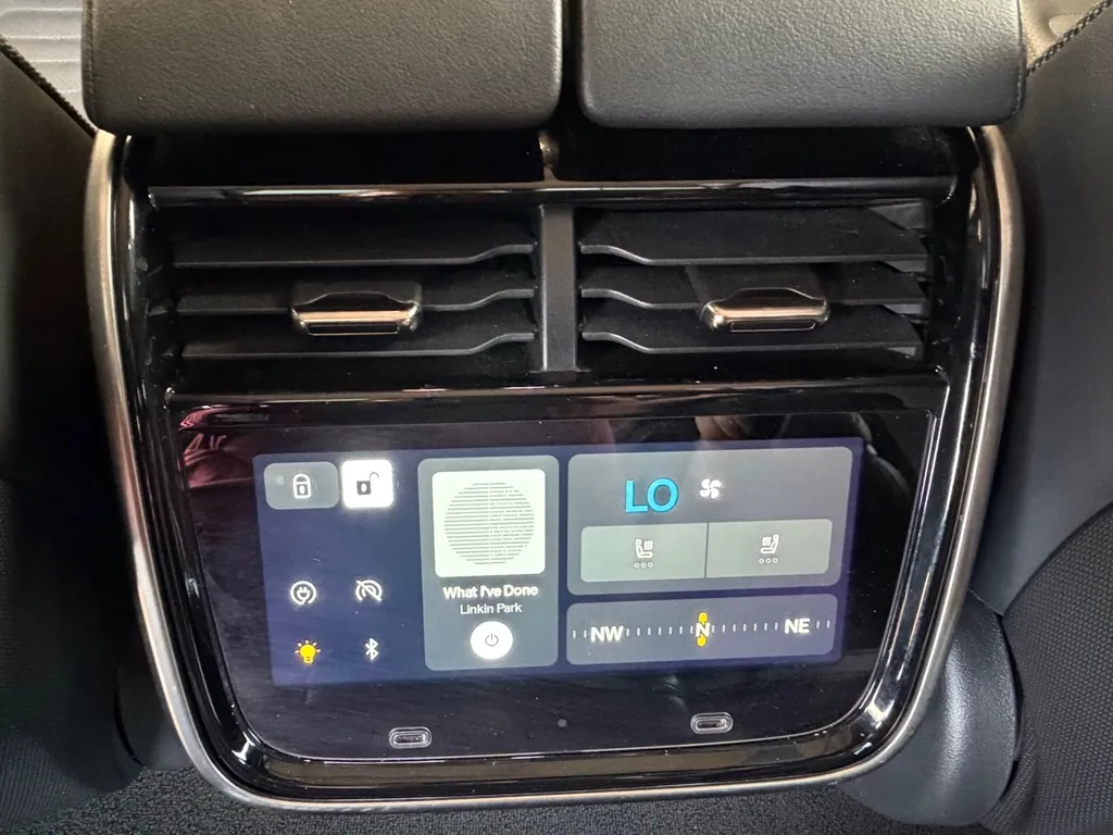 Rivian R1S photo 24