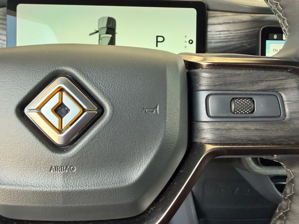 Rivian R1S photo 10