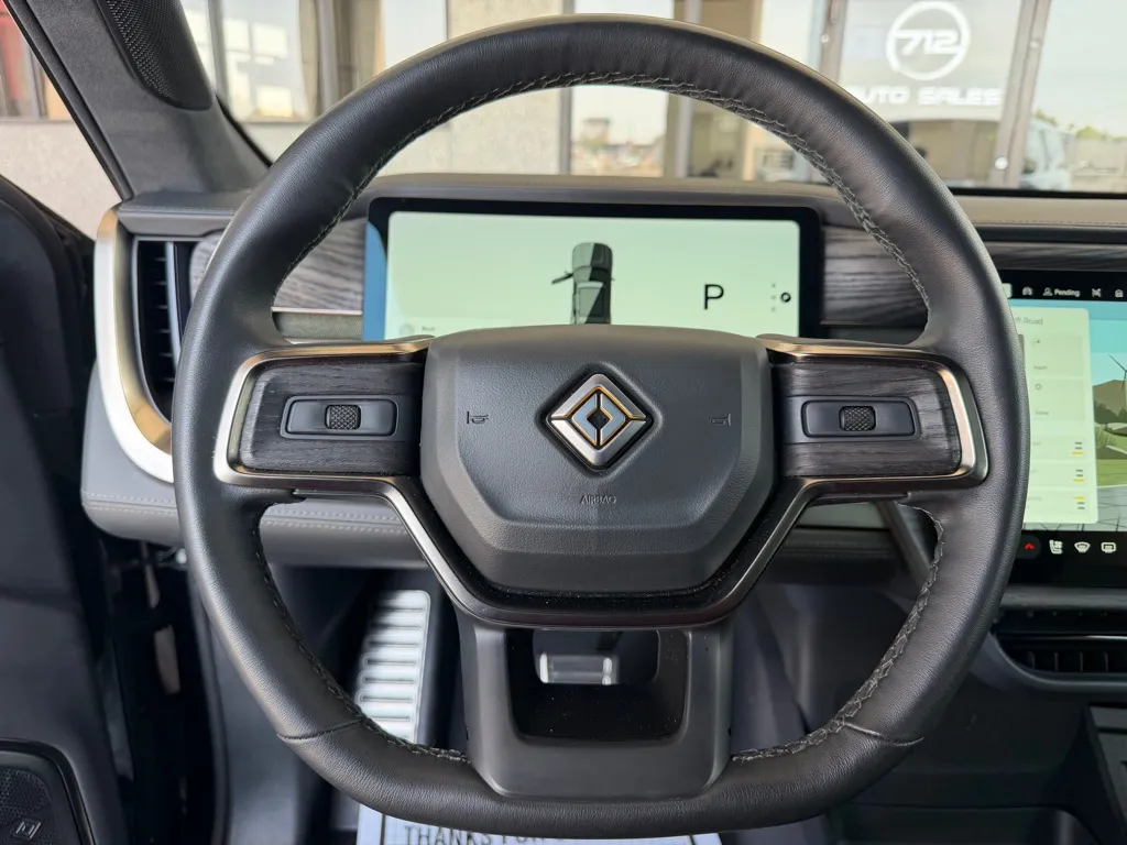 Rivian R1S photo 9