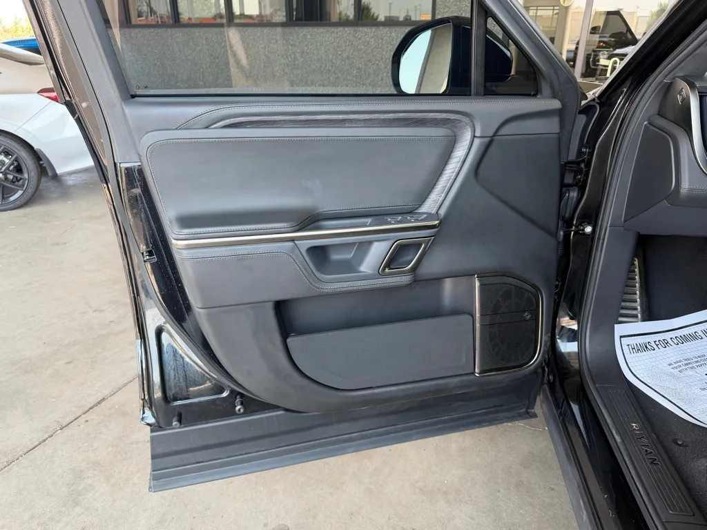 Rivian R1S photo 19
