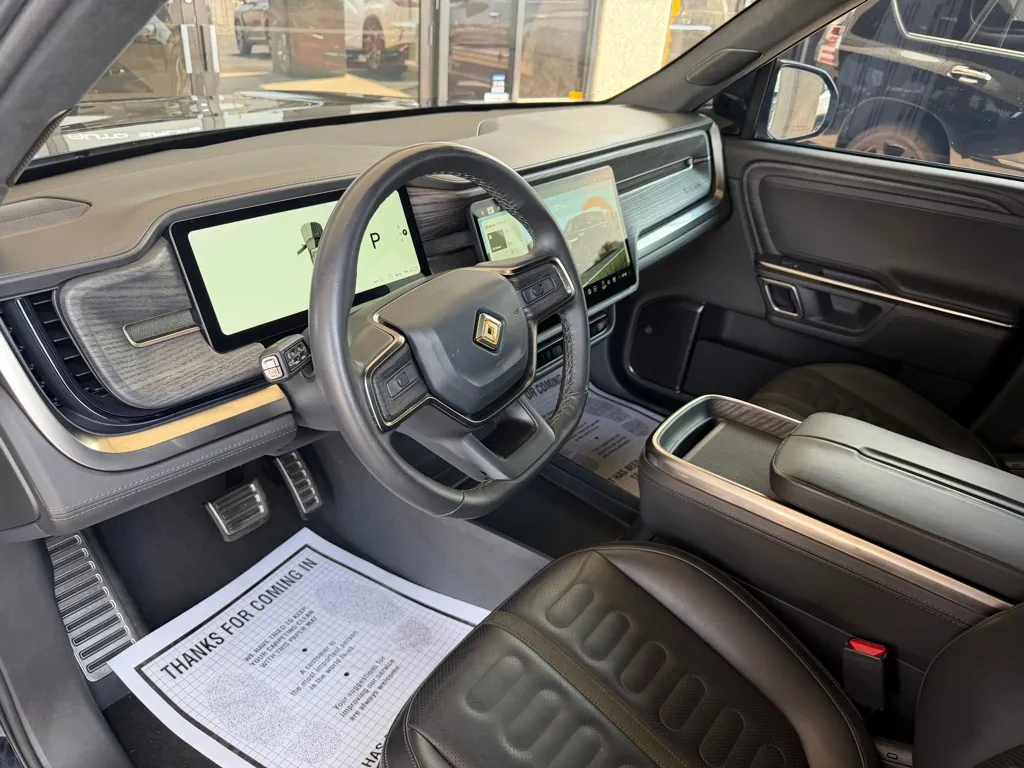 Rivian R1S photo 8
