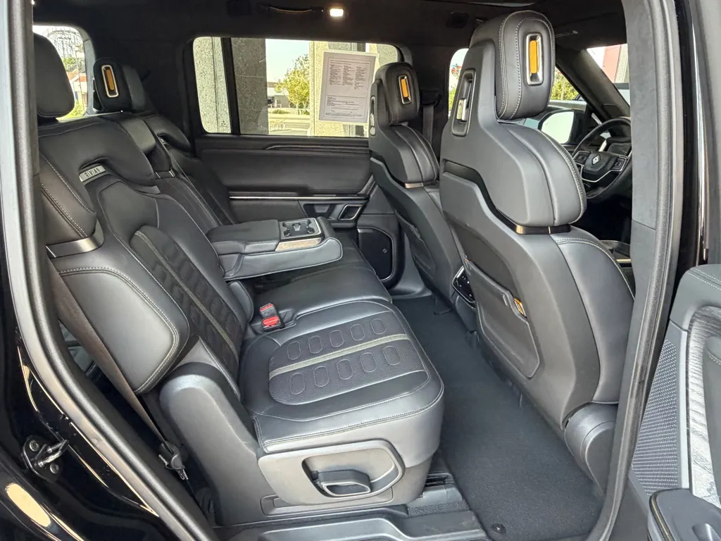 Rivian R1S photo 40