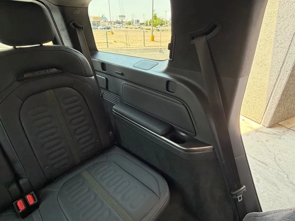 Rivian R1S photo 28