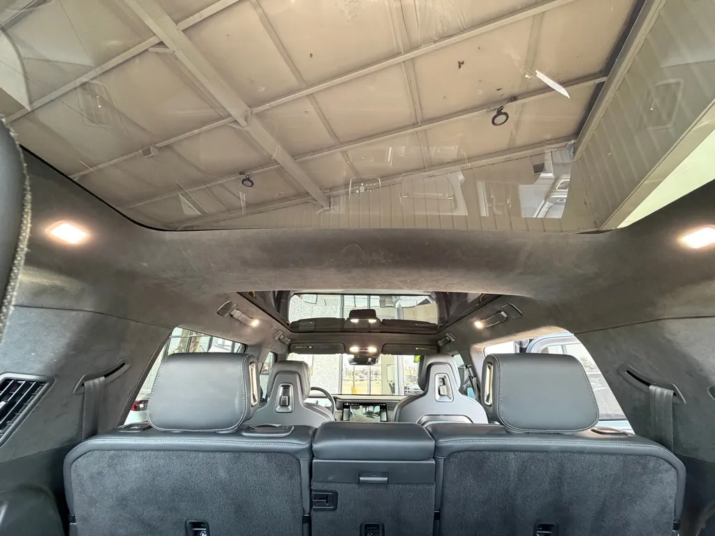 Rivian R1S photo 36