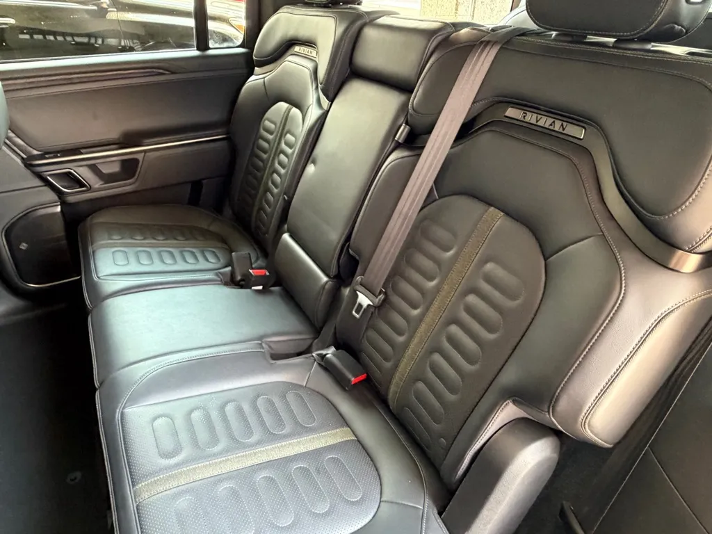 Rivian R1S photo 22