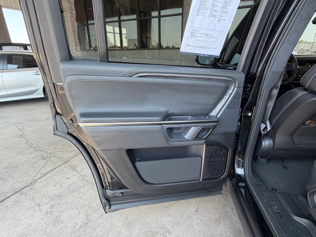 Rivian R1S photo 31