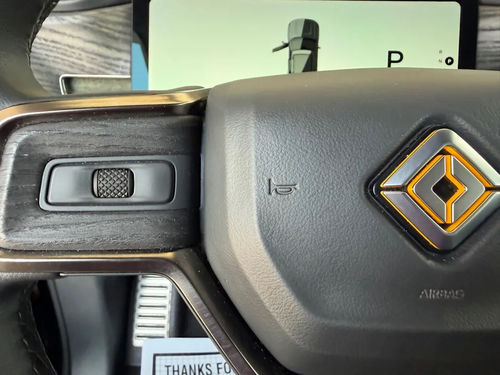 Rivian R1S photo 11
