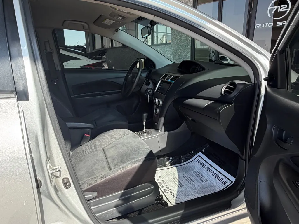 Toyota Yaris photo 24