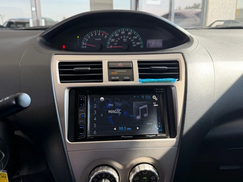 Toyota Yaris photo 9