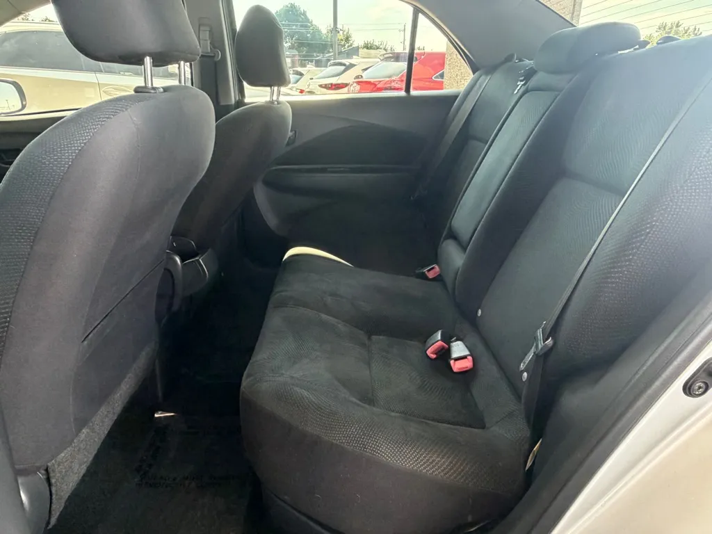 Toyota Yaris photo 13