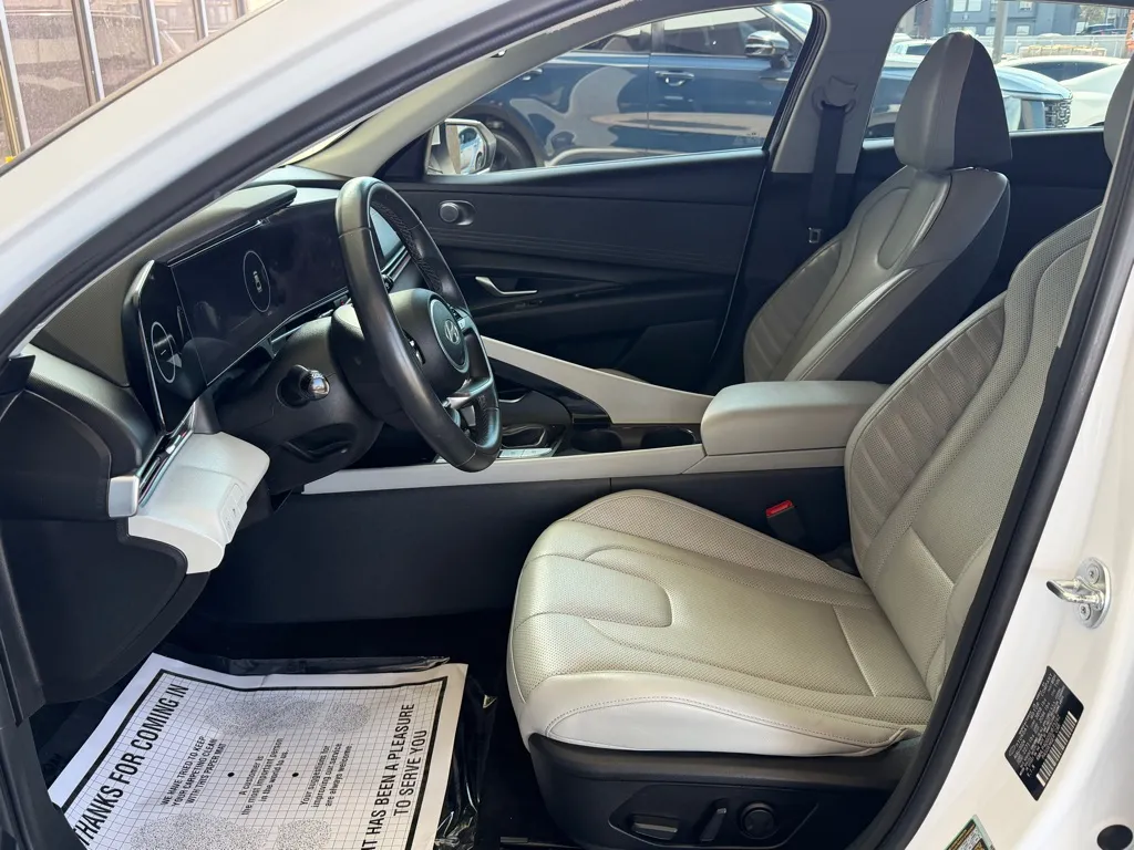 Hyundai Elantra photo 5