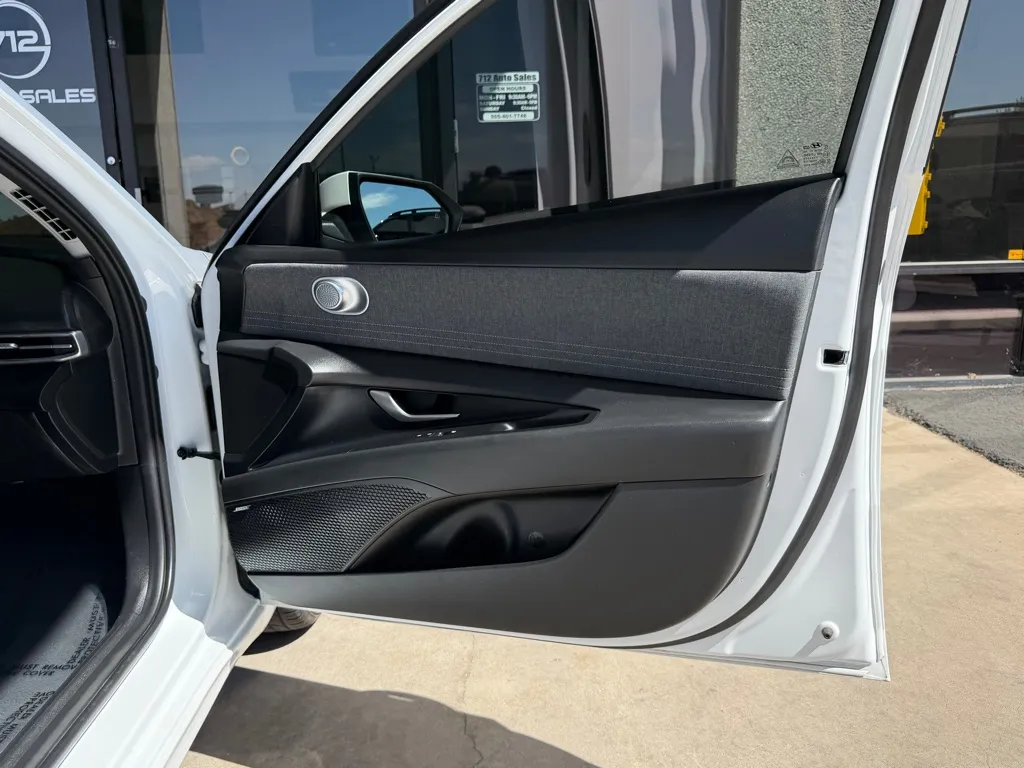 Hyundai Elantra photo 36