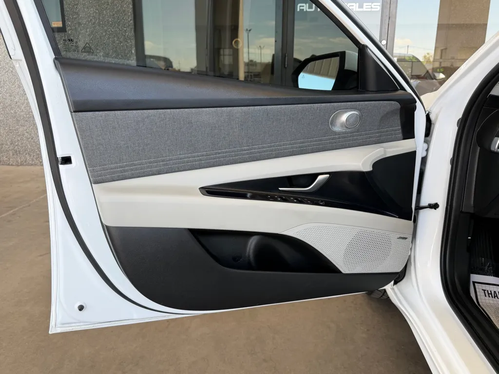 Hyundai Elantra photo 18