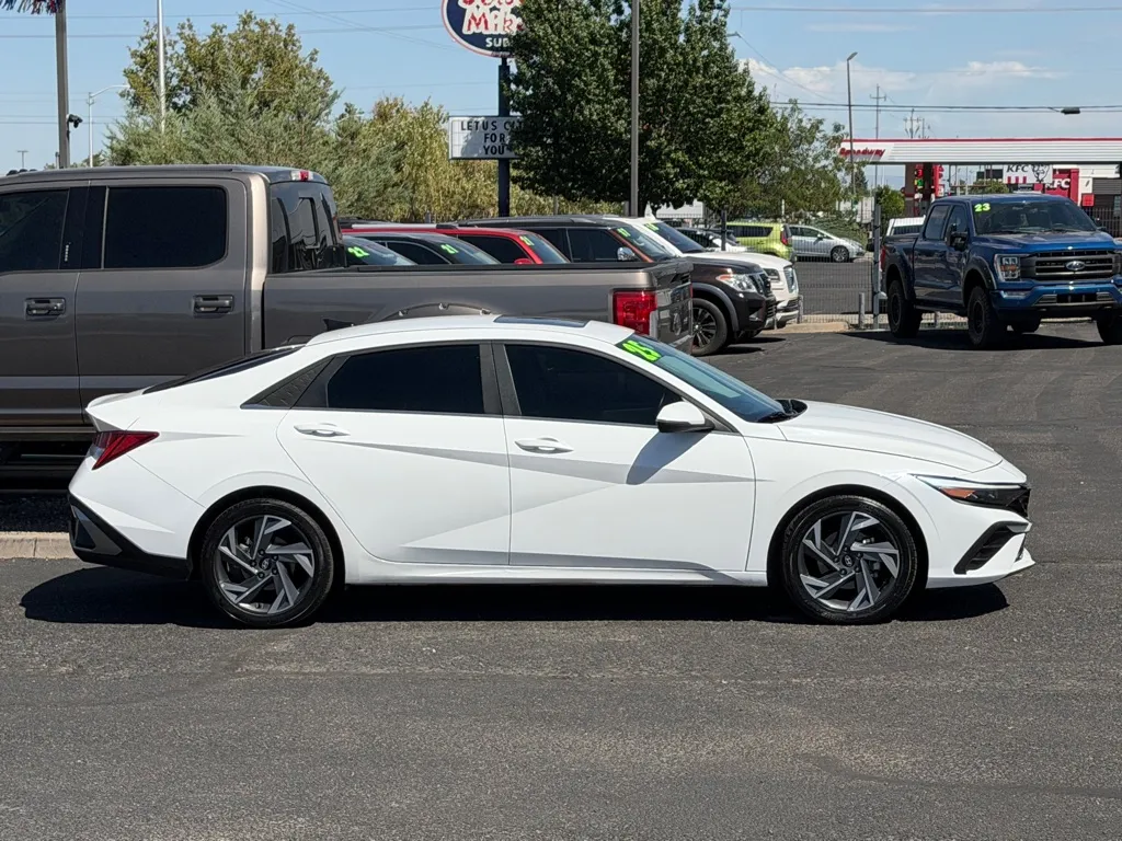 Hyundai Elantra photo 3