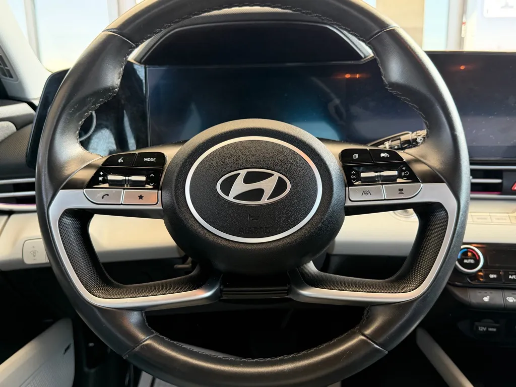 Hyundai Elantra photo 8