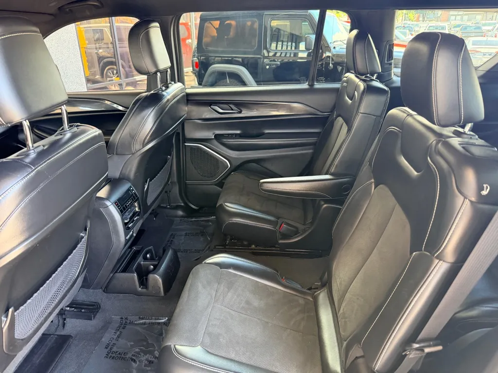 Jeep Grand Cherokee photo 16