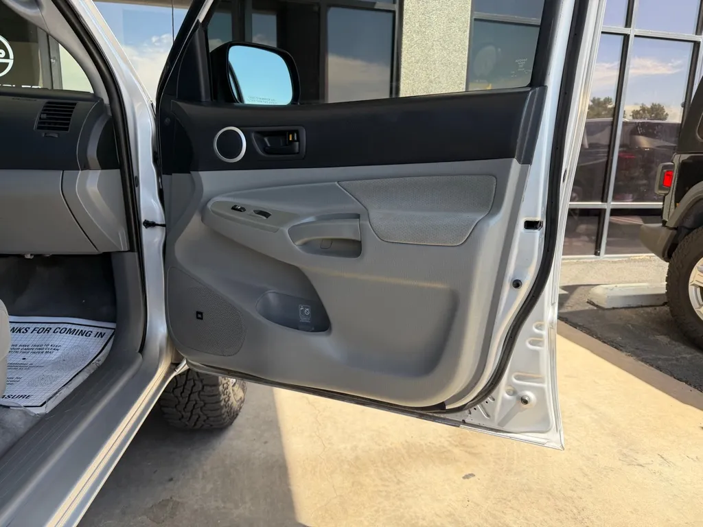 Toyota Tacoma photo 34