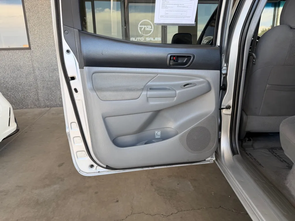 Toyota Tacoma photo 24