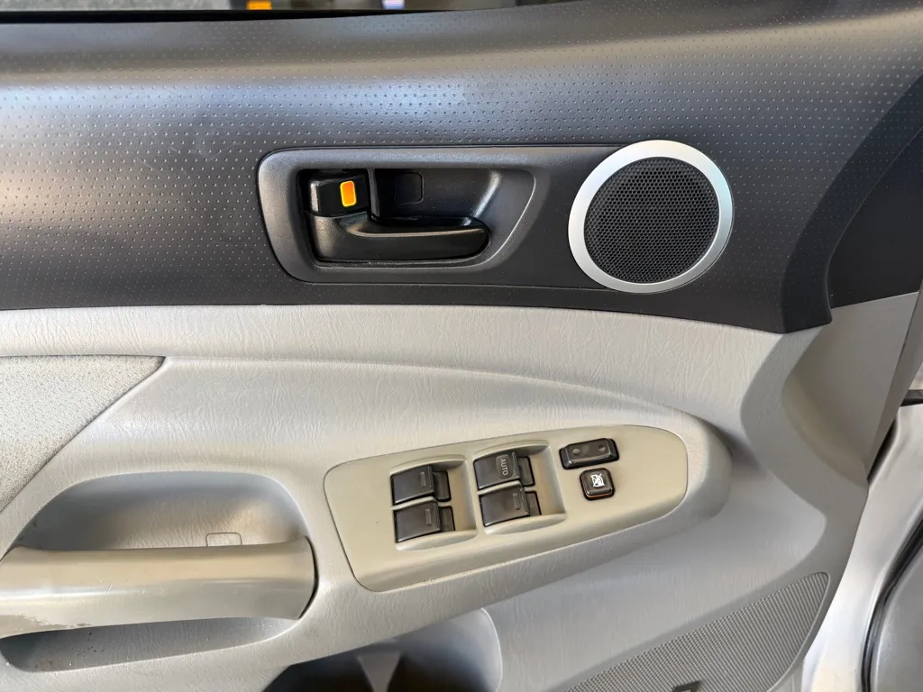 Toyota Tacoma photo 19