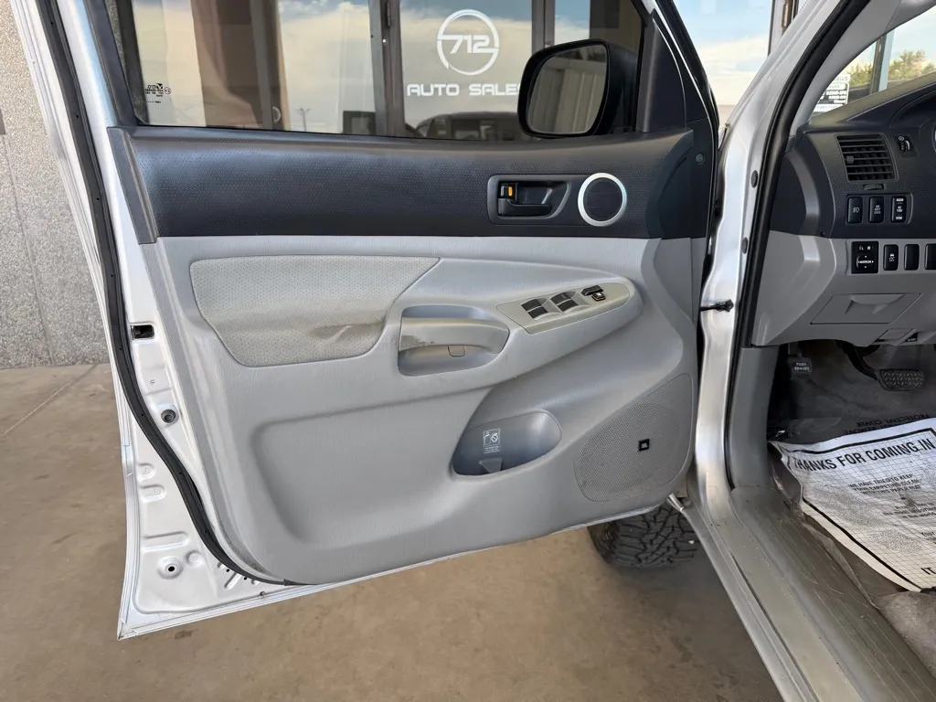 Toyota Tacoma photo 18