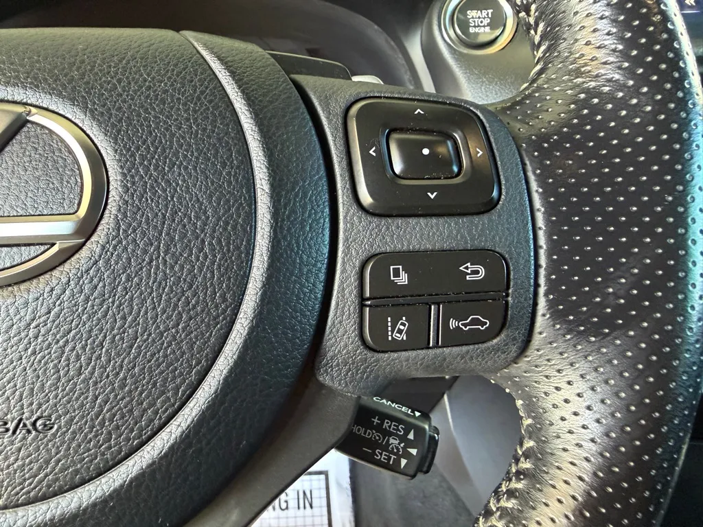 Lexus IS photo 9