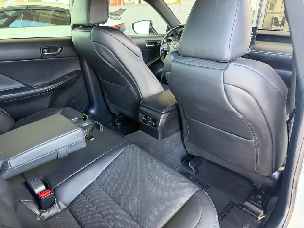Lexus IS photo 32