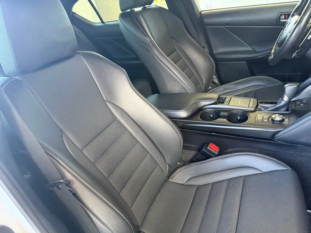 Lexus IS photo 35