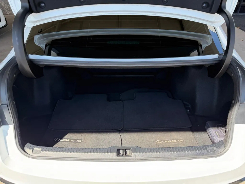 Lexus IS photo 27