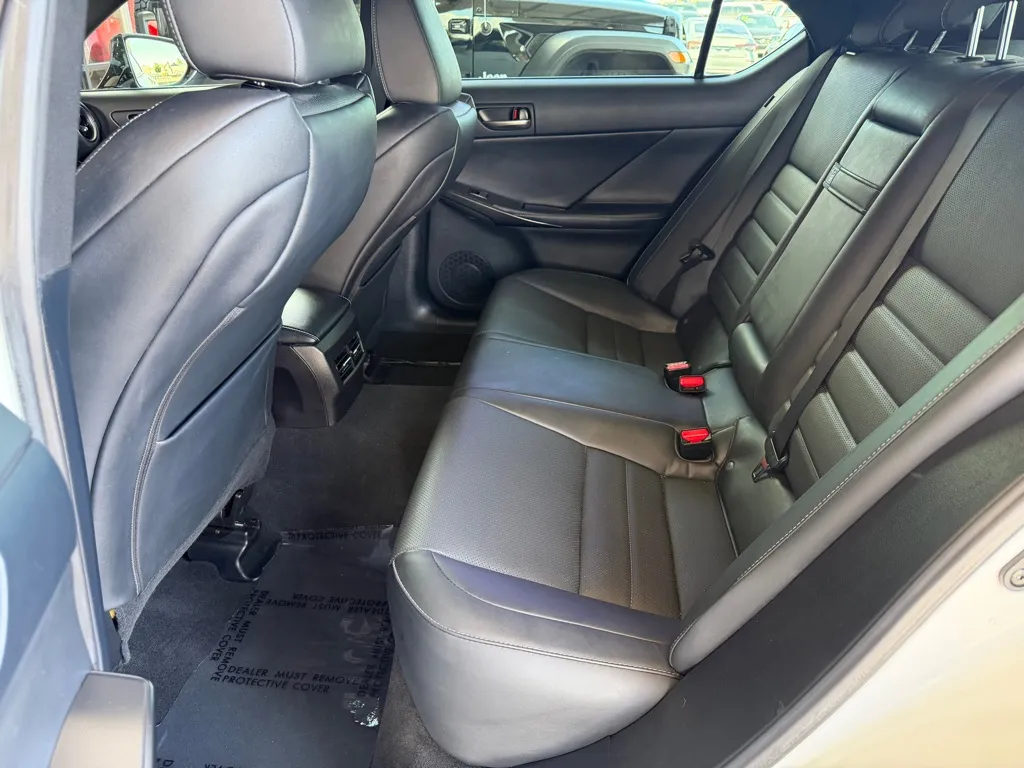 Lexus IS photo 21