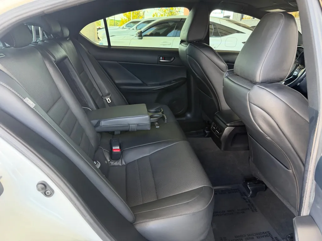 Lexus IS photo 30