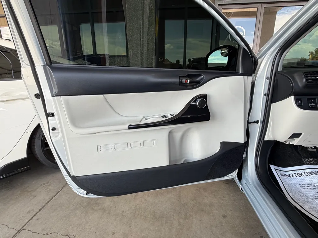 Scion IQ photo 17
