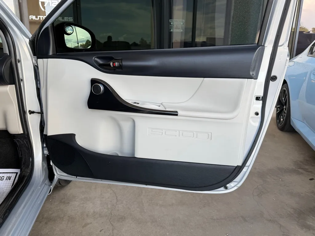 Scion IQ photo 29