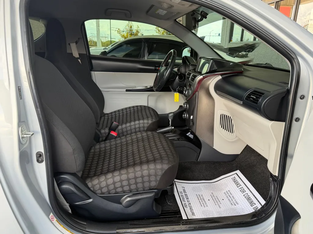 Scion IQ photo 26