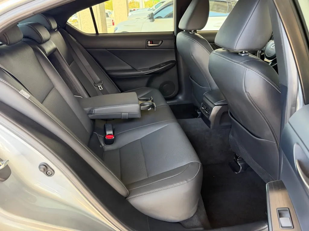 Lexus IS photo 32