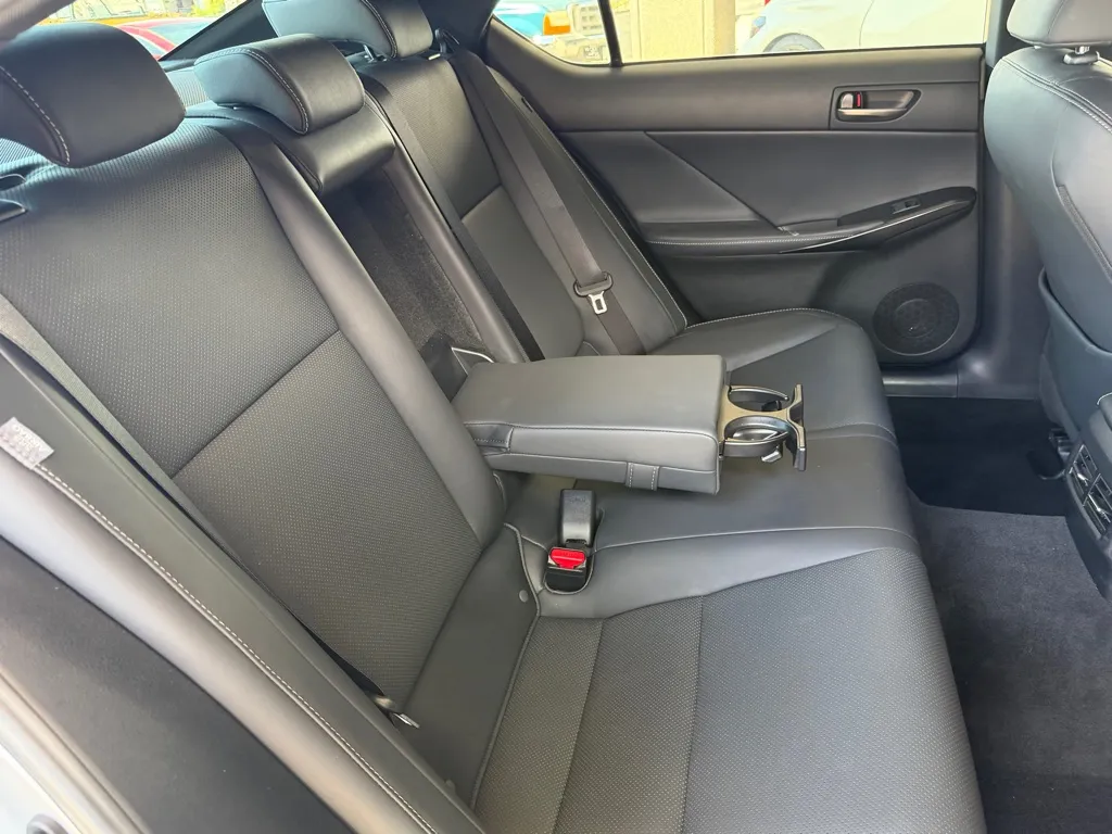 Lexus IS photo 33