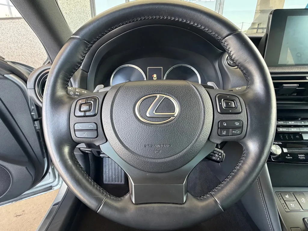 Lexus IS photo 8