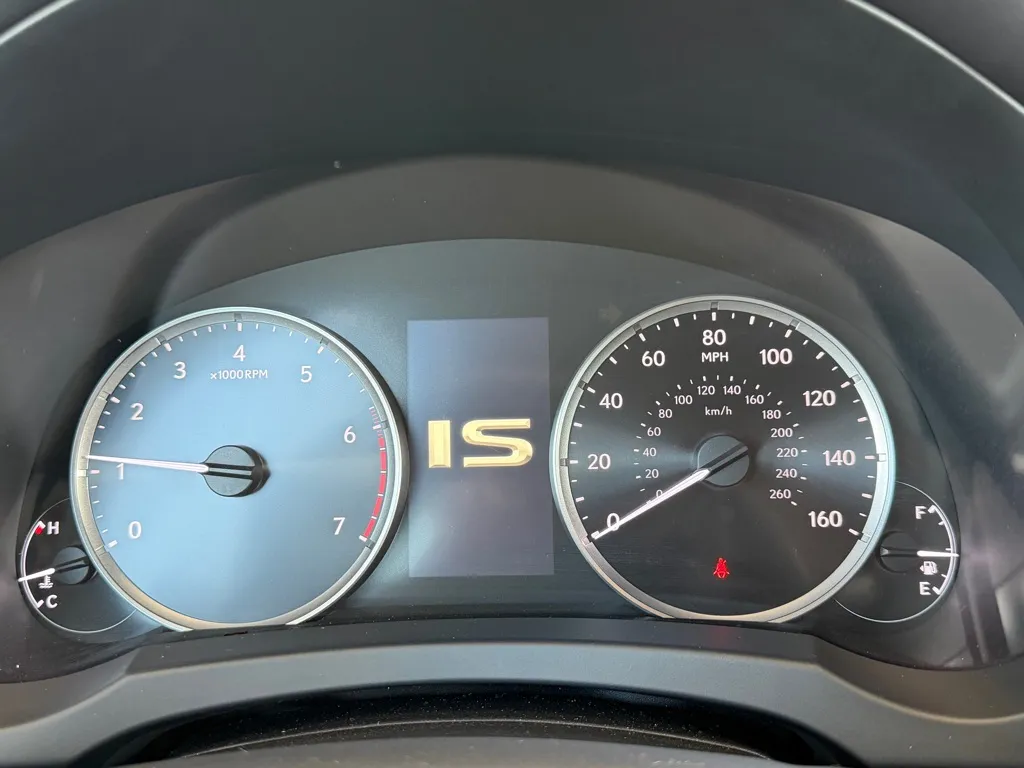 Lexus IS photo 11