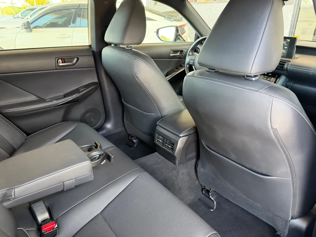 Lexus IS photo 34