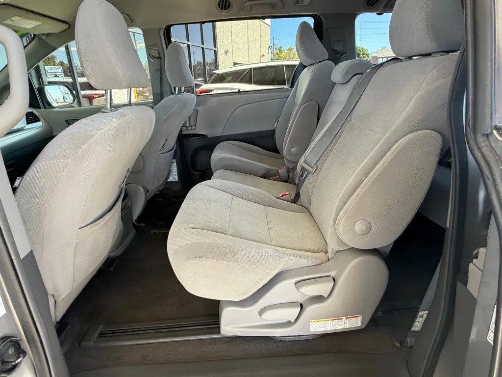 Toyota Sienna photo 22