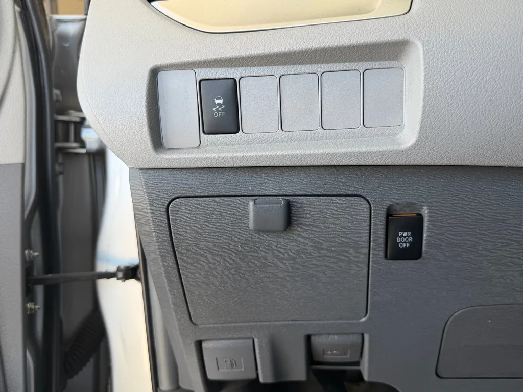 Toyota Sienna photo 17