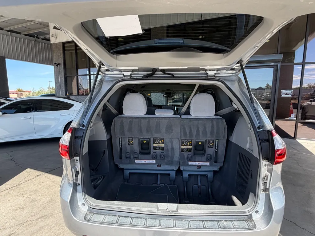 Toyota Sienna photo 37