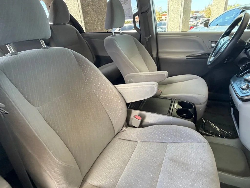 Toyota Sienna photo 34