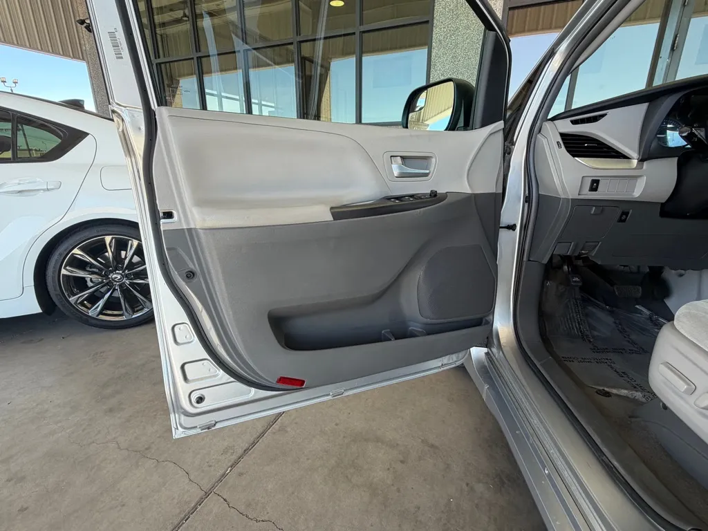 Toyota Sienna photo 19