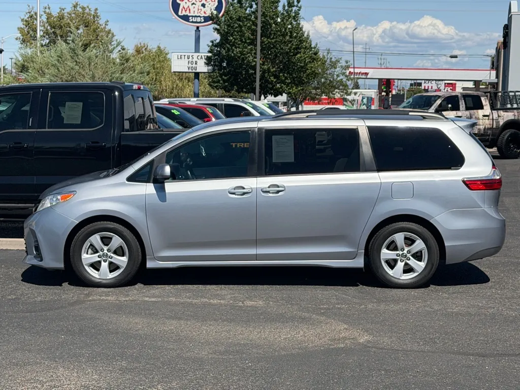 Toyota Sienna photo 2