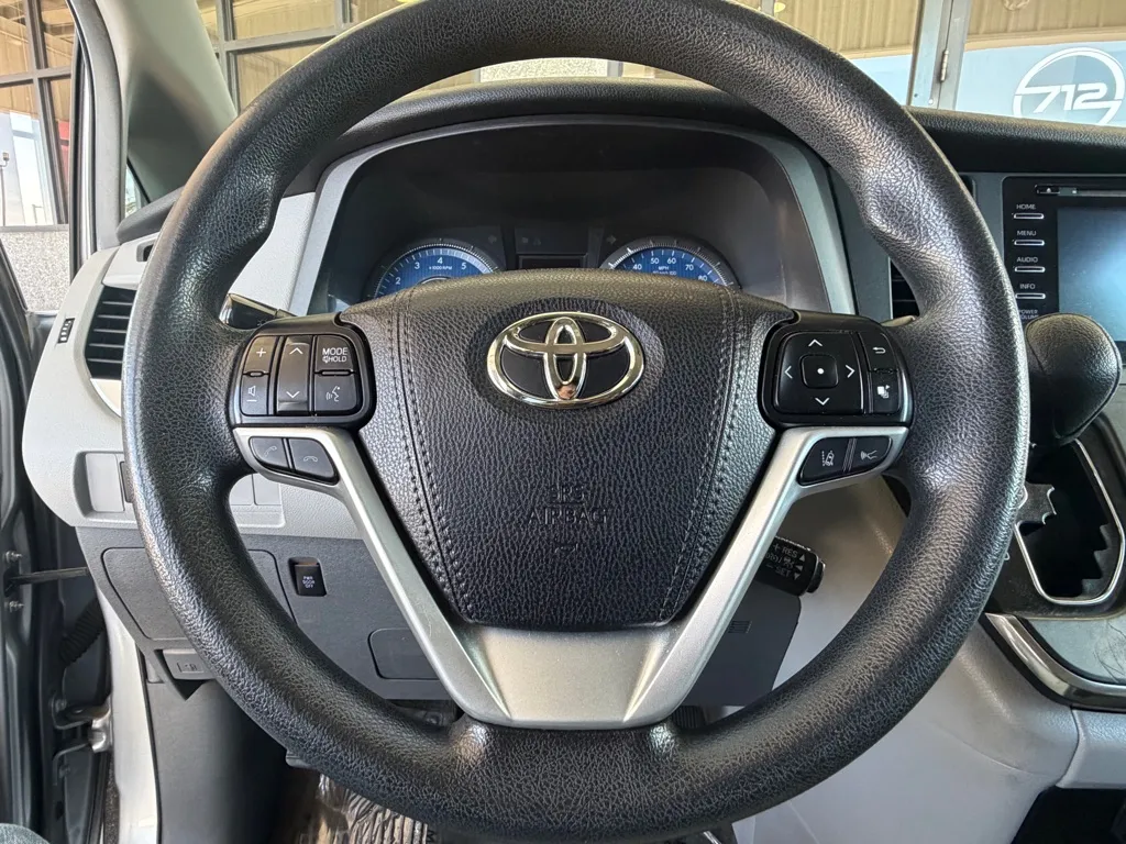 Toyota Sienna photo 9