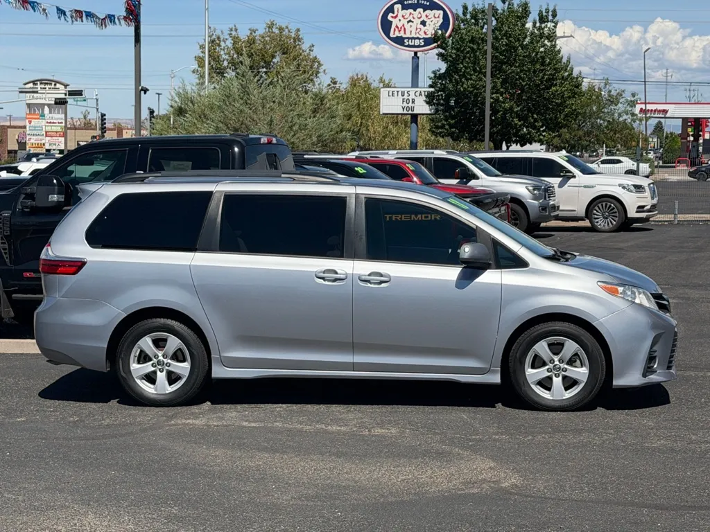 Toyota Sienna photo 4
