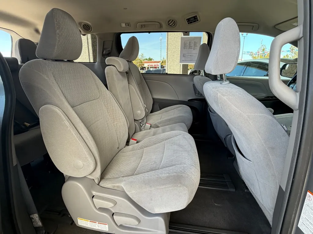 Toyota Sienna photo 30