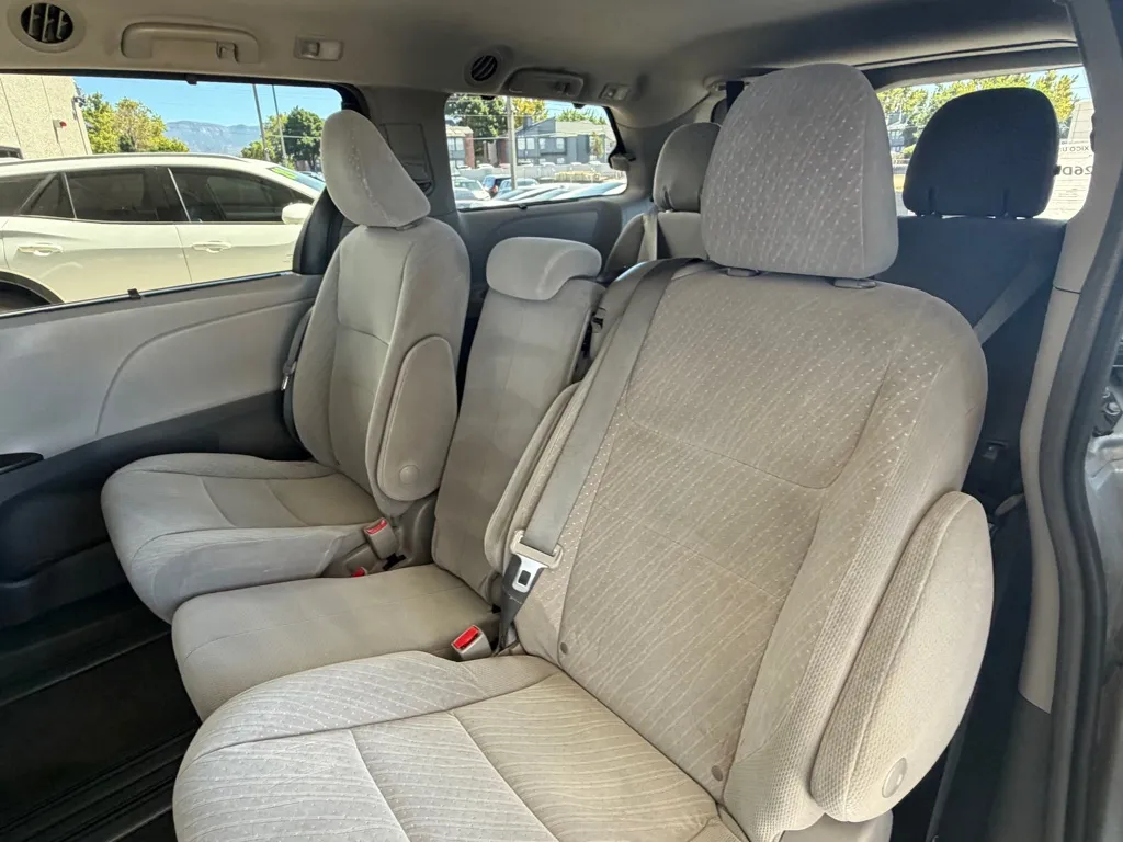 Toyota Sienna photo 23