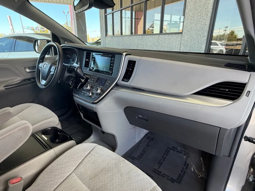 Toyota Sienna photo 35