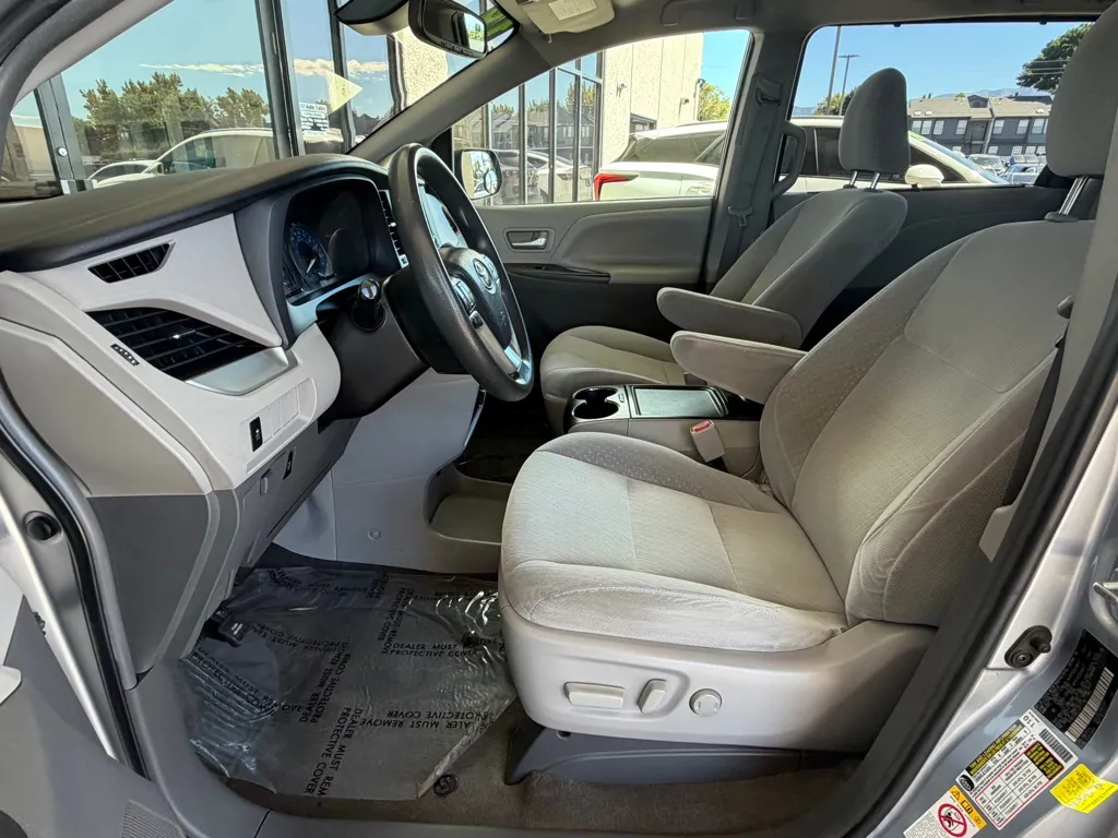 Toyota Sienna photo 6